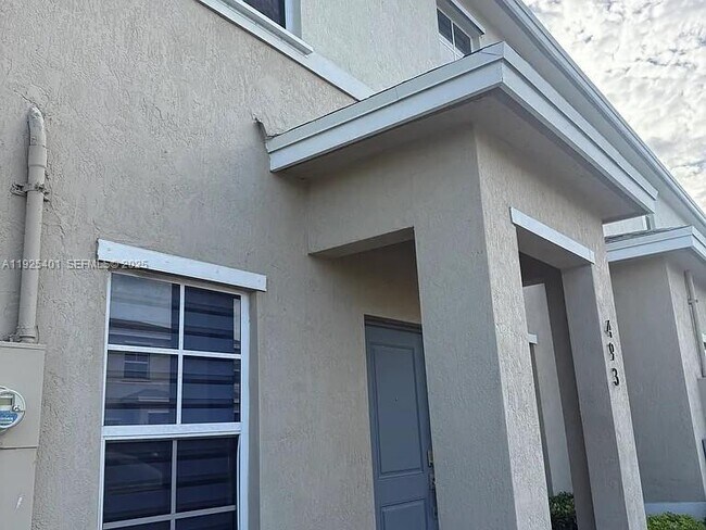 Building Photo - 493 NE 4th St