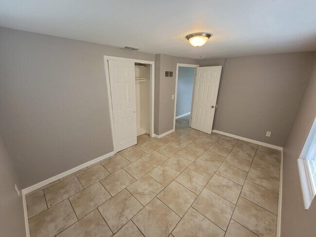 Building Photo - BEAUTIFUL 3/2/1 1020 Sq Ft, UPDATED kitchen & bath, ALL tile floors, LARGE fenced in yard!!