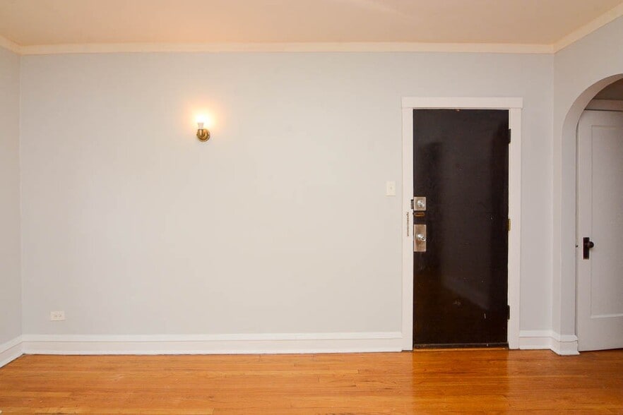 Building Photo - 4902 W Ainslie St