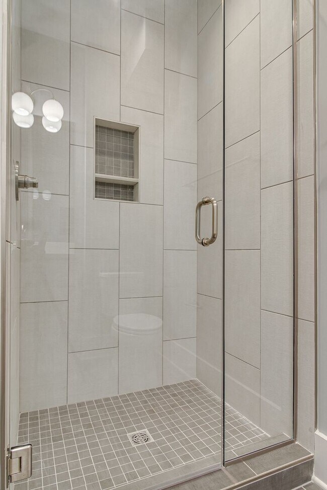 Building Photo - 4 Bedroom Rental in Hillsboro Village!