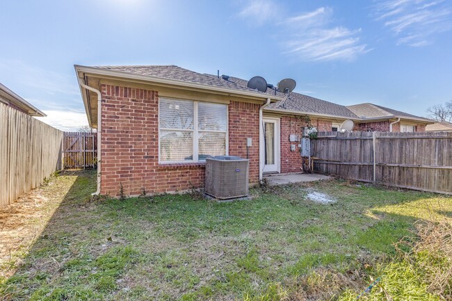 Building Photo - Dynamite Duplex in Arlington - Great Space!