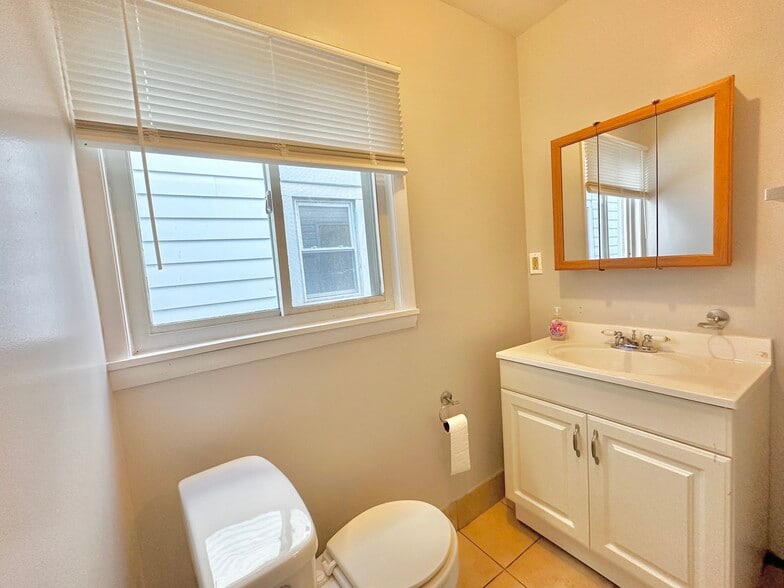 Building Photo - 335 Scott St