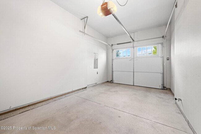 Building Photo - 15 Maple Leaf Dr