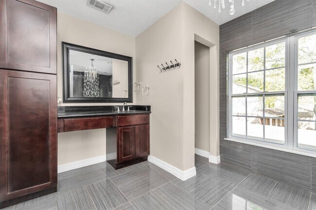 Building Photo - 12418 Mill Ridge Dr