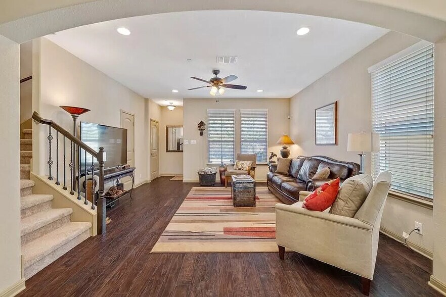 Building Photo - 1022 Lost Pines Ln