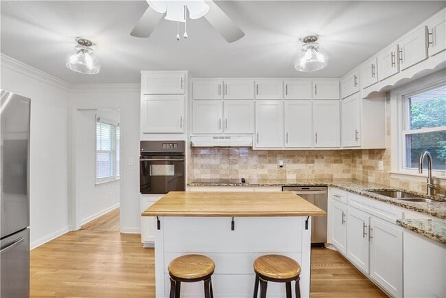 Building Photo - 3659 Admiral Dr