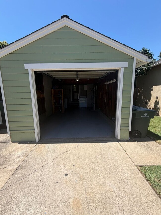 Building Photo - 2 Bedroom | 1 Bathroom | Single family in East Sacramento