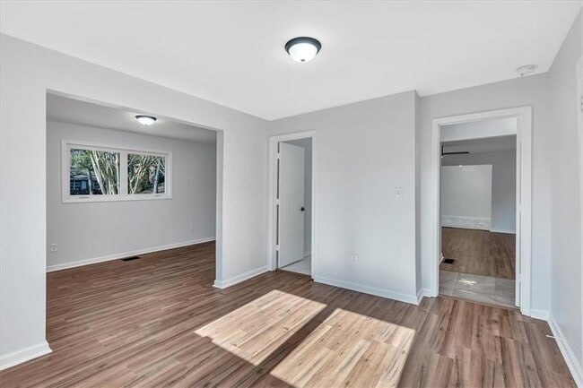 Building Photo - 2142 Cloverdale Dr SE