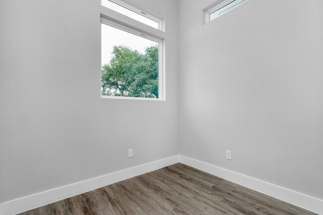 Building Photo - 2706 Dennis St