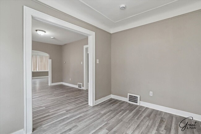 Building Photo - $1500 Large 3 bedroom home