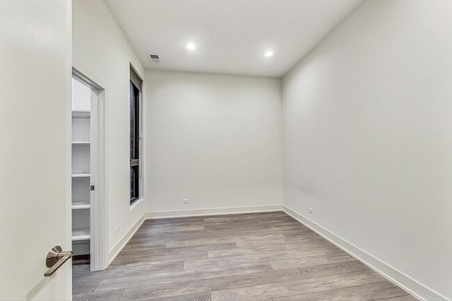 Building Photo - 847 N Larrabee St
