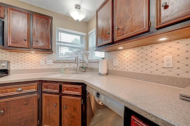 Building Photo - 502 Birdsong Dr