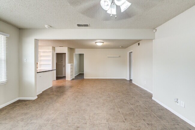 Building Photo - Spacious 3/2 in Central Lubbock!
