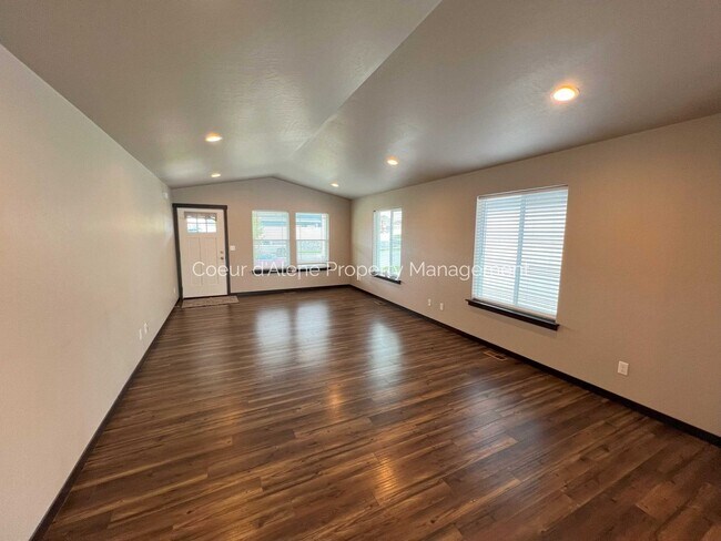 Building Photo - 3 bed house in Crown Pointe subdivision!