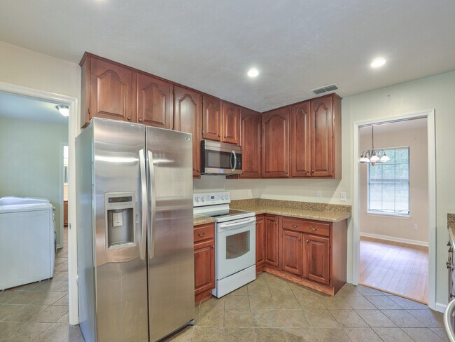 Building Photo - 805 Sandy Dr