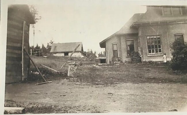 Building Photo - Historic Queen-Anne Style Home