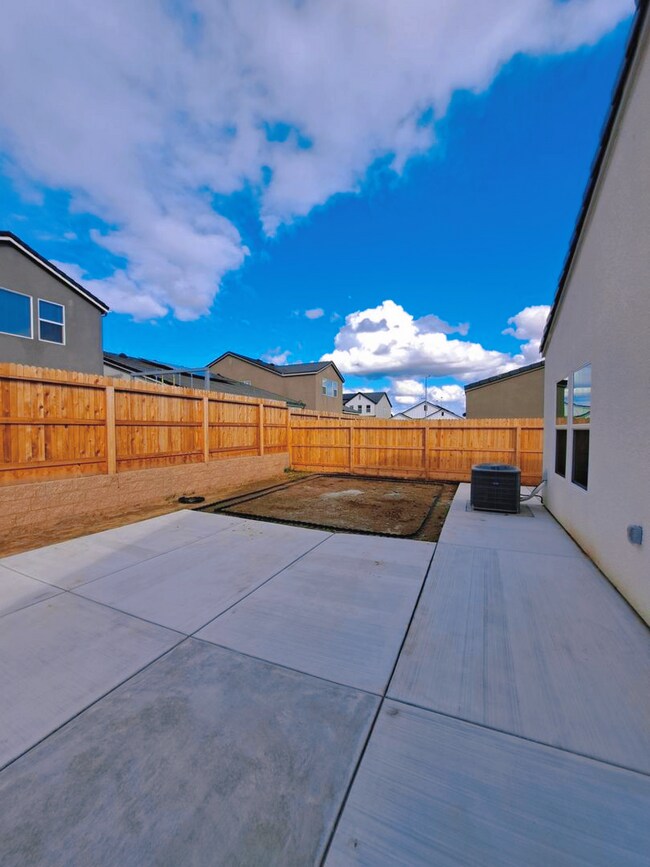 Building Photo - Beautifully Built Home! 3 bed, 2 bath