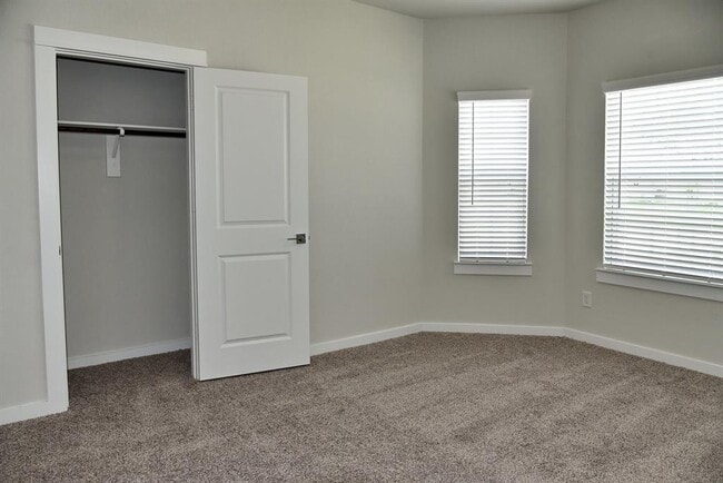 Building Photo - 358 Shoreview Dr