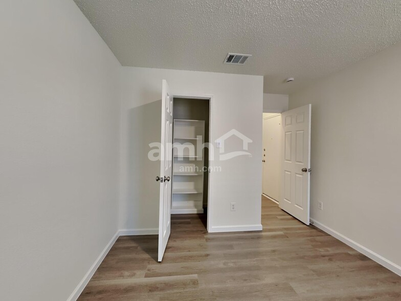Building Photo - 11141 Pleasant Wood Ln