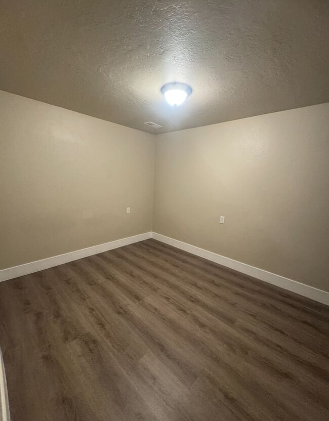Building Photo - 1040 W 400 N