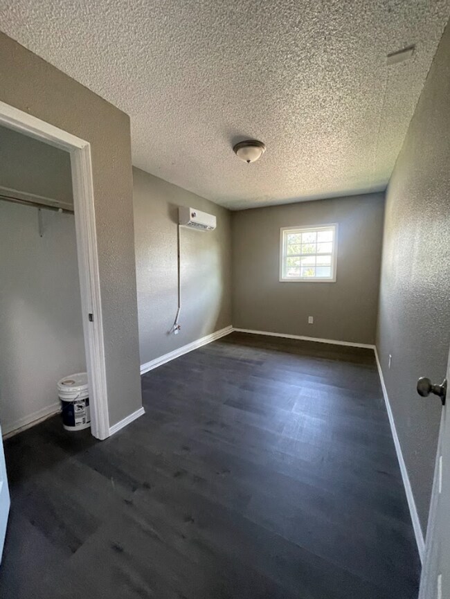 Building Photo - Charming 5 Bedroom House