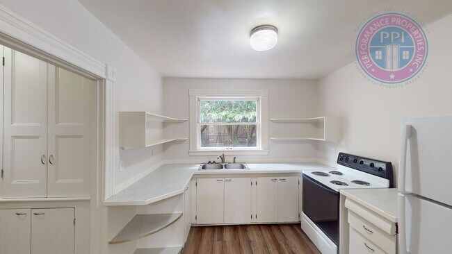 Building Photo - 2406 SE Yamhill St