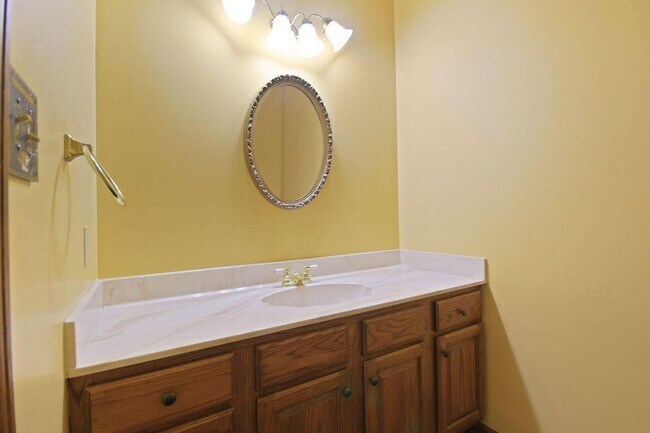 Building Photo - Private 3BR Brick Home with Scenic View