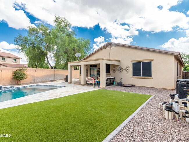 Building Photo - 1180 E Saddleback Pl