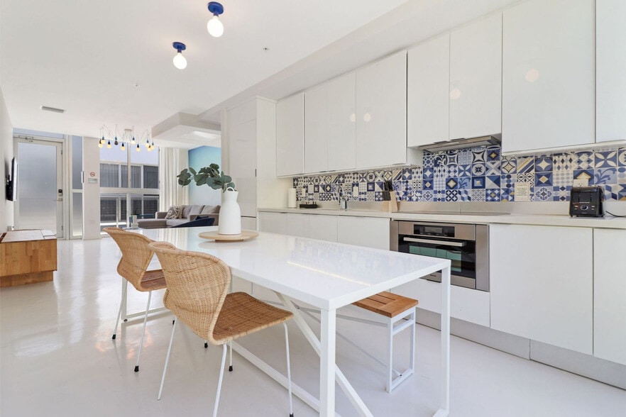 Building Photo - 250 Collins Ave