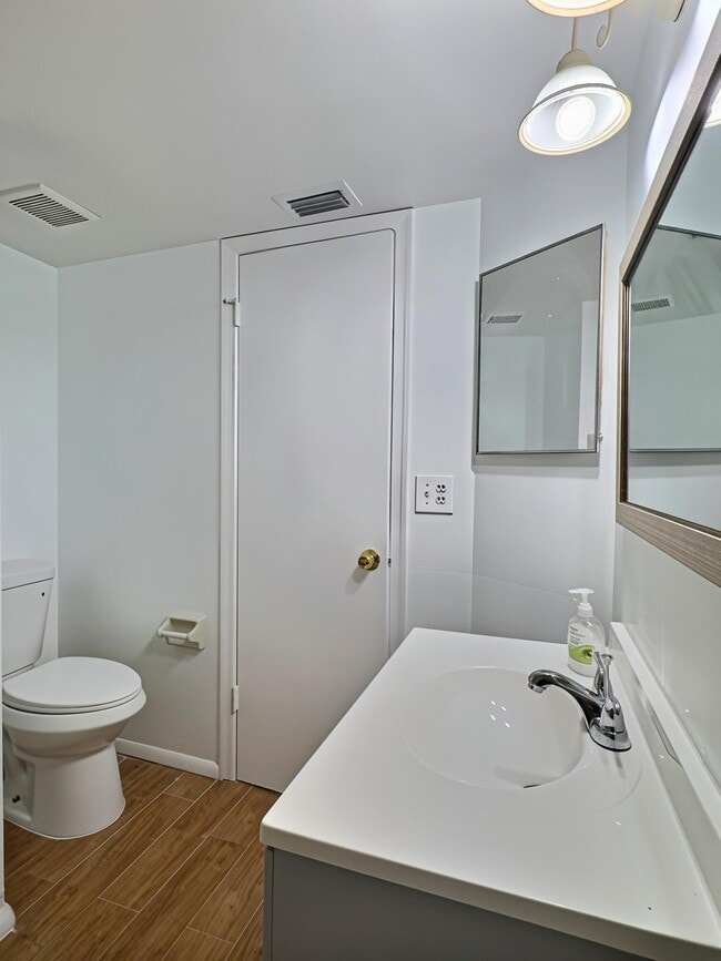 Building Photo - 889 Twin Lakes Dr