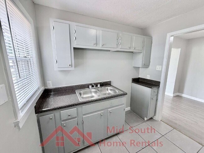 Building Photo - 83 Eastview Dr