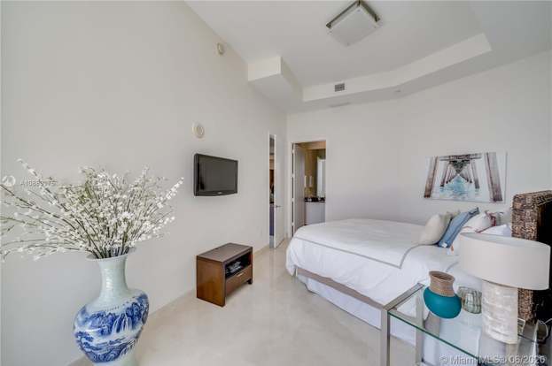 Building Photo - 15811 Collins Ave