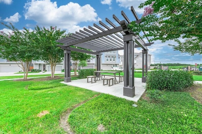 Building Photo - 2022 Groveland Glen Dr