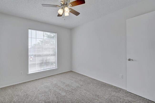 Building Photo - 1609 Lantern Light Dr