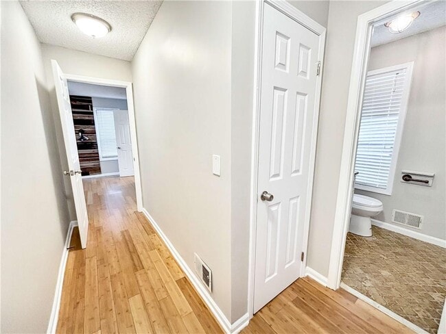 Building Photo - 1543 Hillhaven Dr