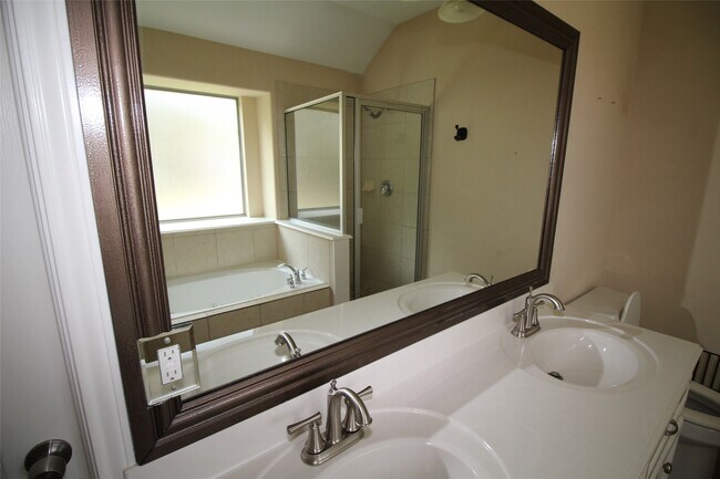Building Photo - 1504 Glen Oaks Dr