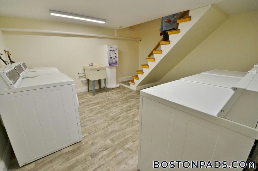 Building Photo - 35 Brookline St