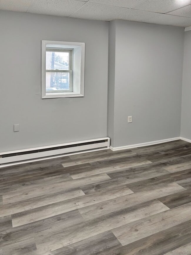 Building Photo - 552 N 10th St