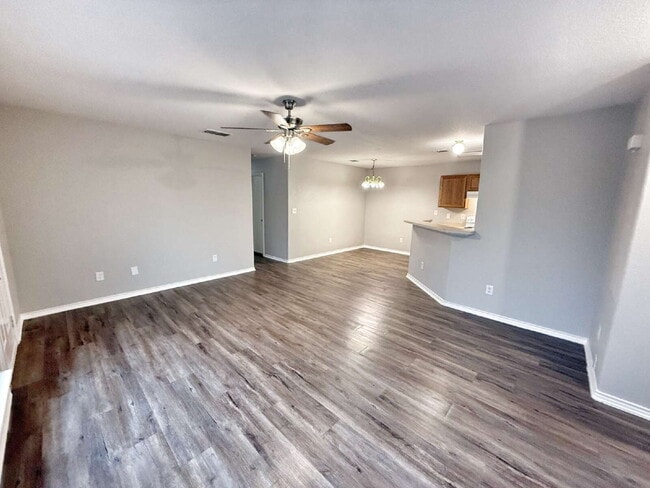 Building Photo - Spacious 3 Bedroom, 2 Bath Duplex with 1-C...