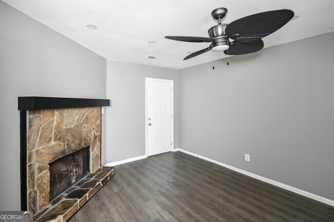 Building Photo - 735 Oak Dr