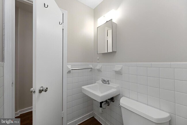 Building Photo - 2509 Cliffbourne Pl NW