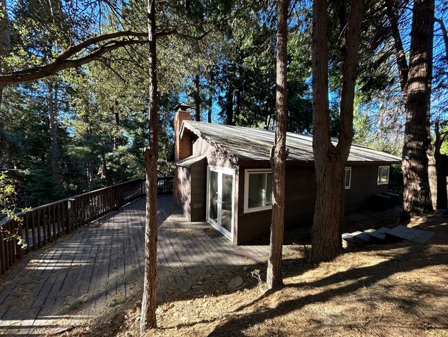 Building Photo - Cozy 2 Bedroom 1 Bathroom Home In Crestline!