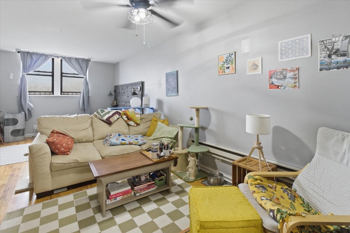 Building Photo - 3147 W Wellington Ave