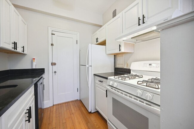 Building Photo - Beautiful, Lighted Filled Studio in Kalorama Heights!