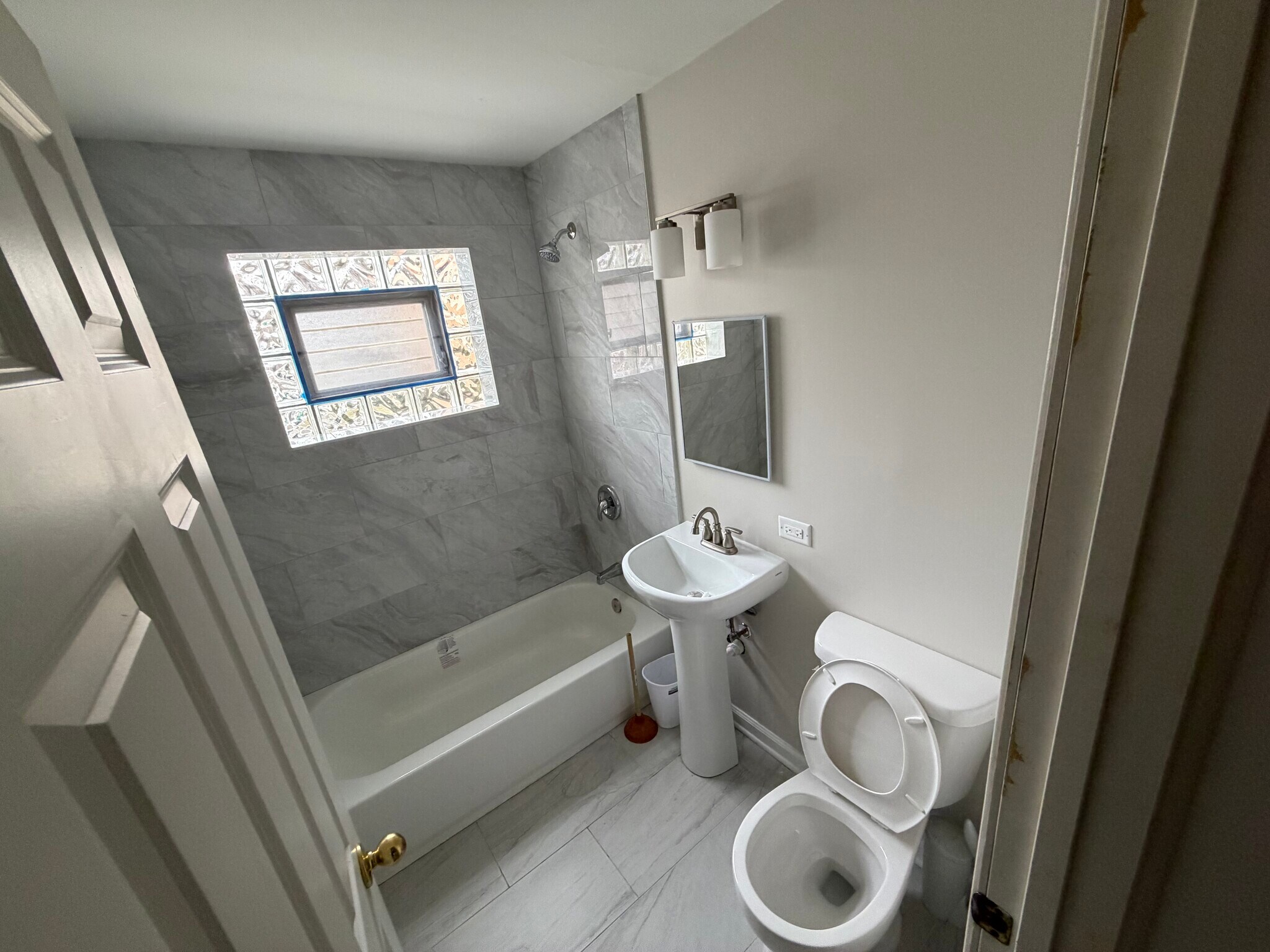 Bathroom (2 of 2 full baths) - 17828 Park Ave