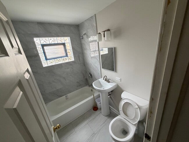 Building Photo - 17828 Park Ave