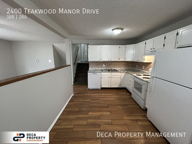 Building Photo - 2400 Teakwood Manor Dr