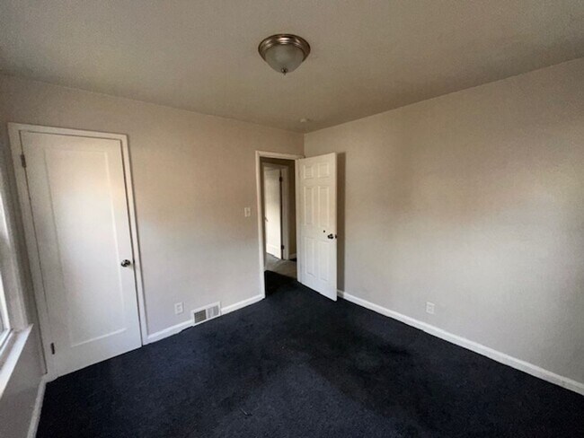 Building Photo - Stunning 3 Bedroom Brick Bungalow on Eastside of Detroit, Move in ready!