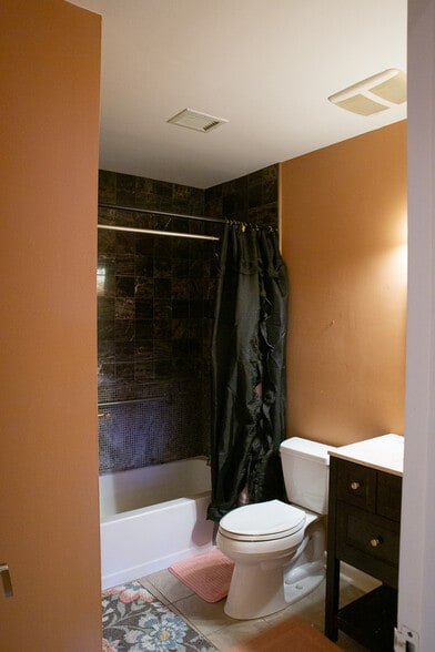 Building Photo - 1640 Oakwood Dr