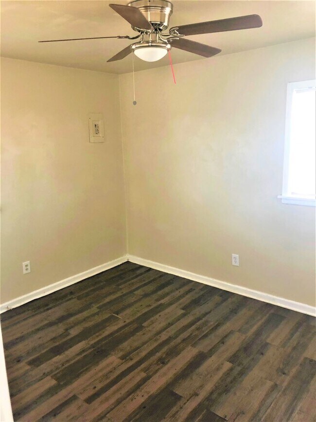 Building Photo - Handyman Special $0 First Month's Rent / $0 Deposit at move-in “You fix, you SAVE BIG!!” Contact ...